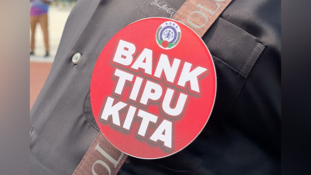 27 Tahun Berkhidmat, Pekerja Bank Digantung Tugas Hanya Kerana Lencana ‘Bank Tipu Kita’