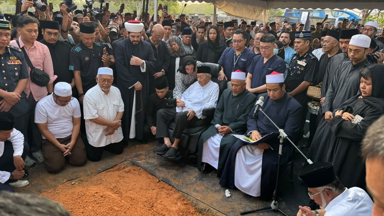 ‘Penghormatan Terbesar Seumur Hidup’ – Ahli Fisioterapi Kongsi Kenangan Rapat Rawat Tun Hasmah