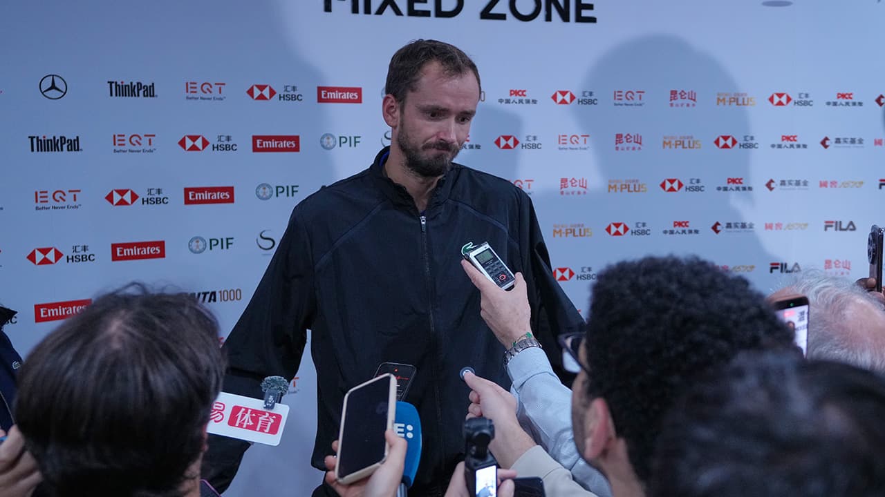 Lepas Geram Pukul Bola Kena Penonton, Daniil Medvedev Disingkirkan Serta-Merta Di Terbuka China